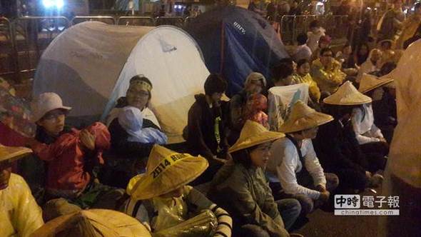 台湾反核群众抱儿静坐 网友留言小孩当人质可