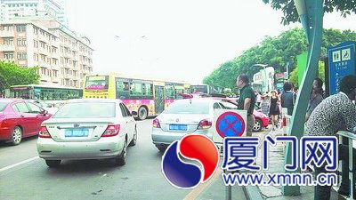 轮渡公交站进站口的禁停标志形同虚设