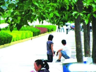 女生因非处女下跪求男友原谅图片被指穿着与天气不符