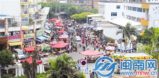 云谷马路市场占用了道路两边的空地