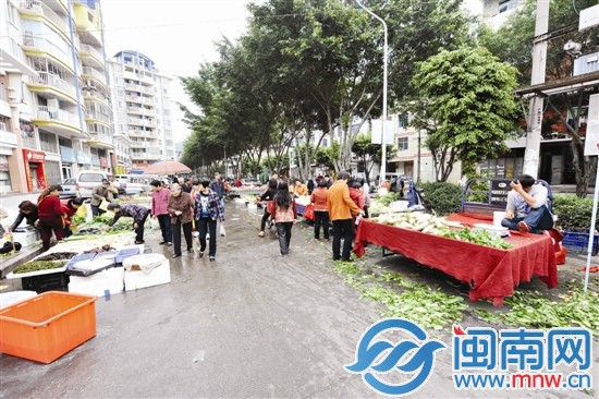 马路市场摆摊无序,菜叶随处可见