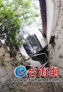 大货车失控，冲下护坡墙