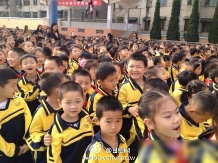 湖北咸宁v校长校长副小学洪耀明兑现小猪亲吻诺小学成绩单新区图片