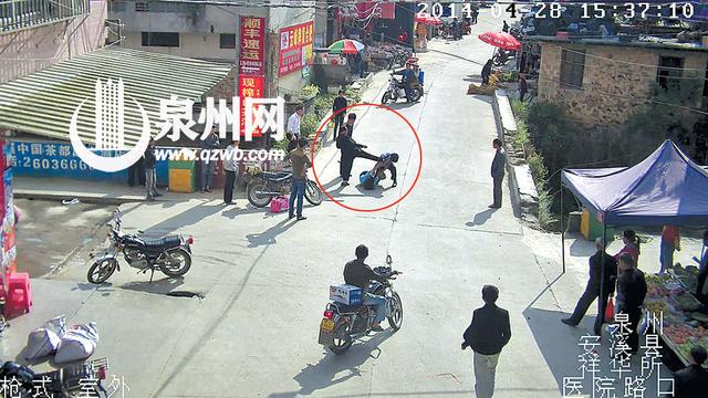 林某（黑衣男子）脚踢协警（图中画红圈处）
