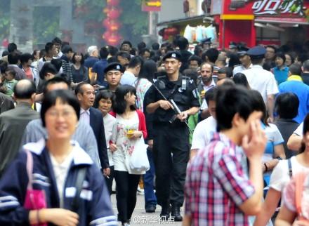 持枪警察巡街