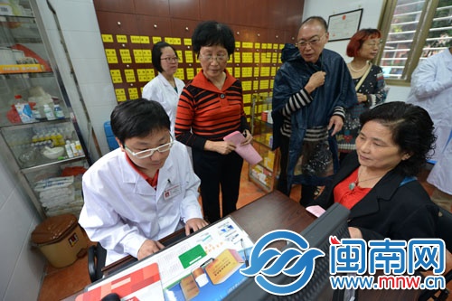 不少老年朋友前来登记就诊