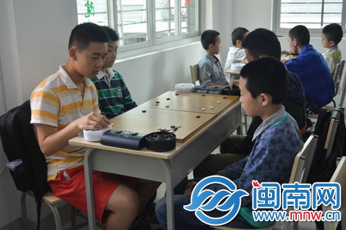 参加围棋比赛的小选手在认真思考