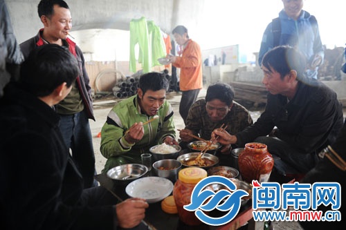 除了食堂做的饭,没出工的工人偶尔还会自己做些家常菜