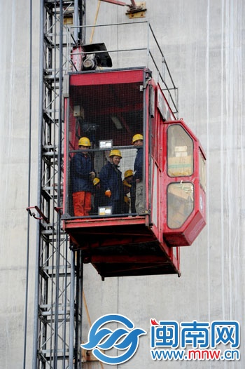 升降机送工人们到各自的岗位