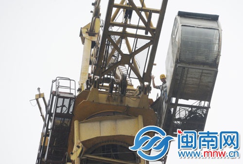 昨天轮班的李太健在157米高空和大家打招呼