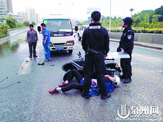 有盾牌挡雨,伤者可以安心打电话