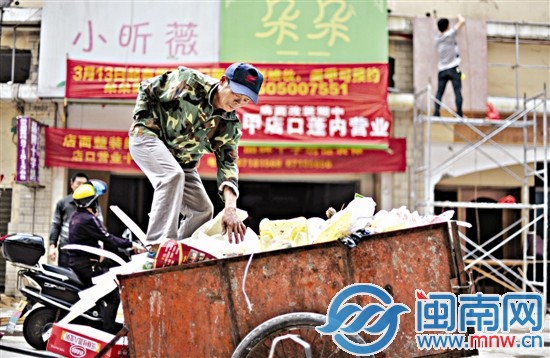 为了装下更多垃圾，爬上垃圾车将垃圾踩实