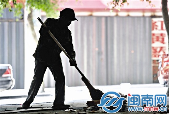 陈凯苗挥着扫帚,清理每一个卫生死角