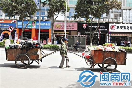 陈凯苗将垃圾运送到两公里外的垃圾转运站,早饭的两