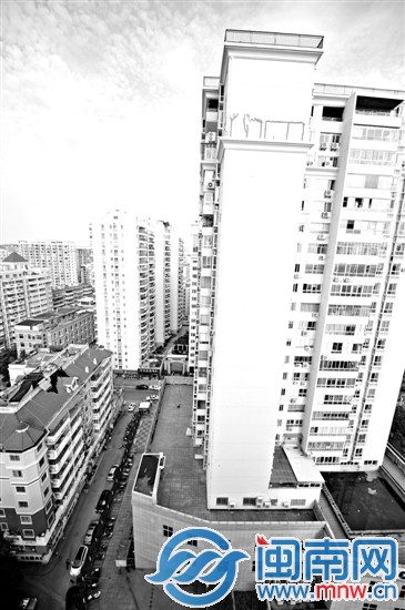 小伙从23楼坠下，落在4楼的露台上