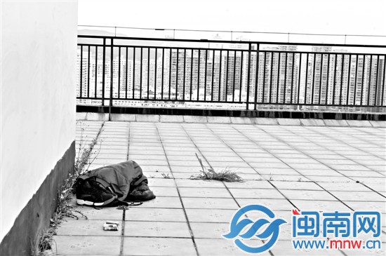 23楼楼顶，小伙遗留的物品