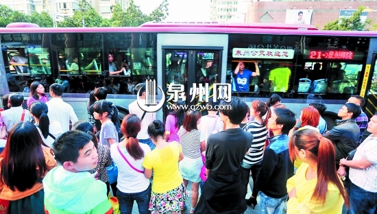 节日期间，文都游客剧增，市区公交站台前挤满了候车