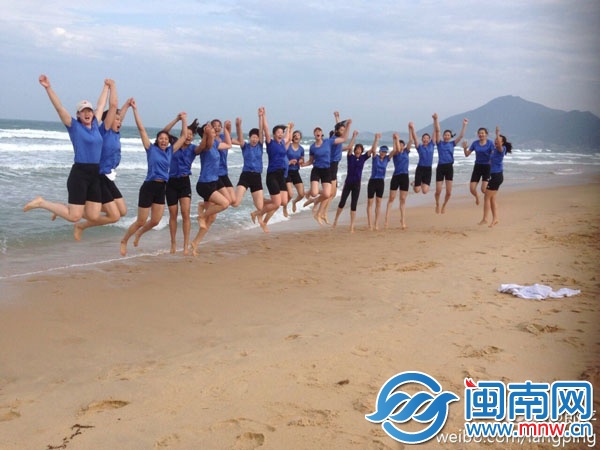 主教练郎平带领中国国家队女排队员在漳州东山海滨训