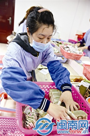 零钞经清点后，被扎成一捆一捆，堆了一筐一筐