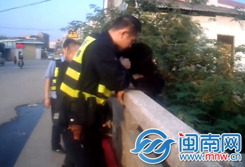 欲跳桥的患病老人被民警拉住