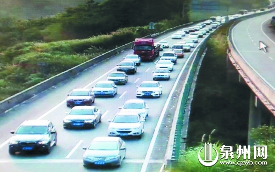 泉三高速车流量较大，车辆缓慢行驶