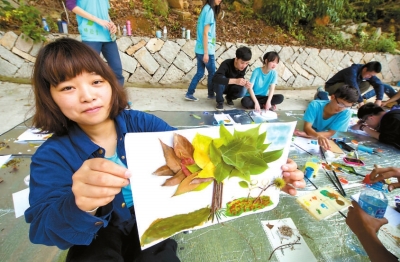 闽南师范大学学生黄盛月展示自己的作品