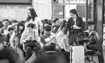 南安汽车站内候车的乘客