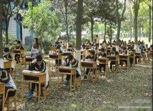 湖北荆州成丰学校为防作弊首次户外考场防晒搬