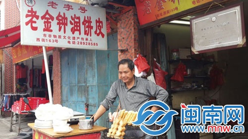 小店每天接待游客过万