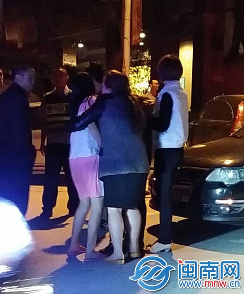 死者王某的家属在现场