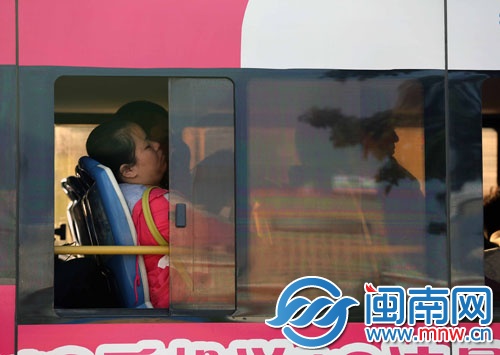 一位女士坐在靠窗的位子上睡着了