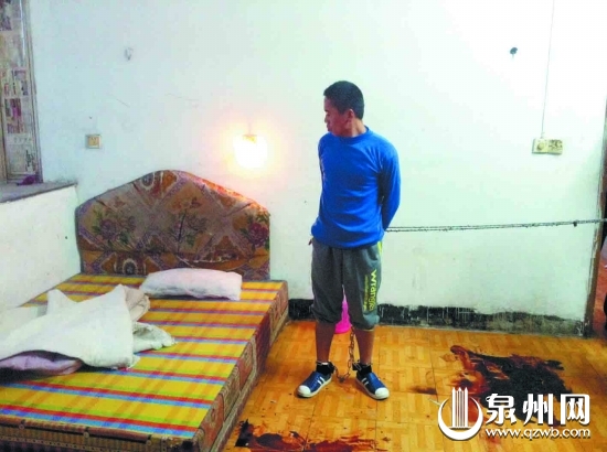 嫌疑人万某指认血迹斑斑的现场