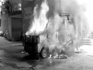 面包车正在燃烧