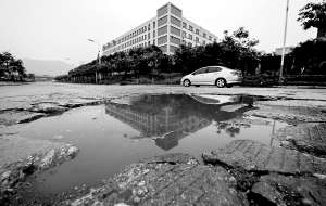 路面破损处积满了雨水