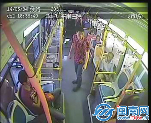 行至刺桐路时，红衣男子骂张师傅