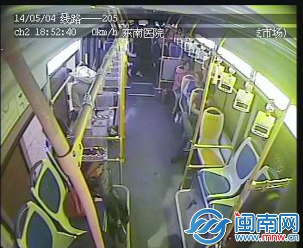 白衣男子爬窗出逃