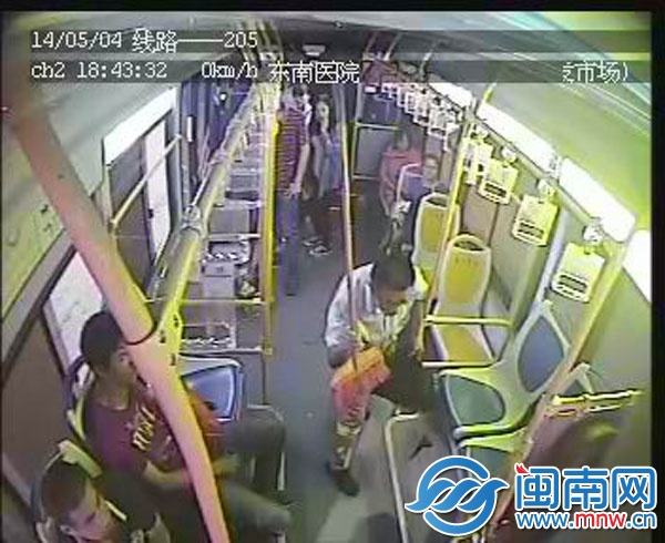 公交行至宝洲街，白衣男子挥起扫帚打张师傅