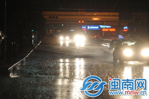 积水路面五六十米