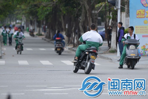中学生骑超标电动车放学回家很普遍
