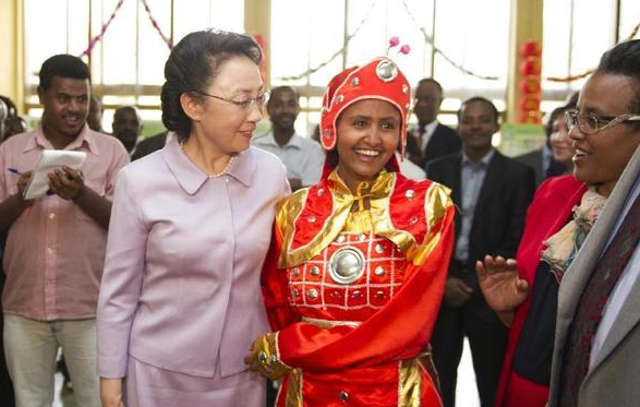 5月5日，李克强夫人程虹在埃塞俄比亚总理夫人的陪同
