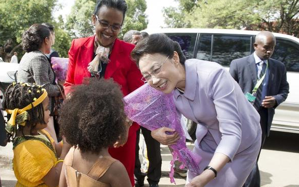 5月5日，李克强夫人程虹在埃塞俄比亚总理夫人的陪同