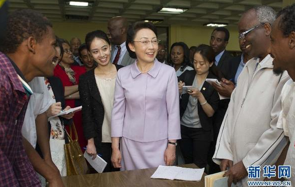 5月5日，李克强夫人程虹在埃塞俄比亚总理夫人的陪同