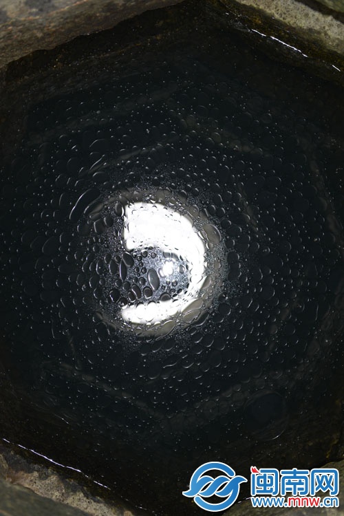 井水表面浮着一层油膜状物