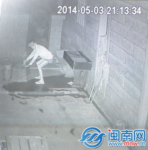 监控视频显示，邻居张某拧开瓶盖后，将瓶子投进井里