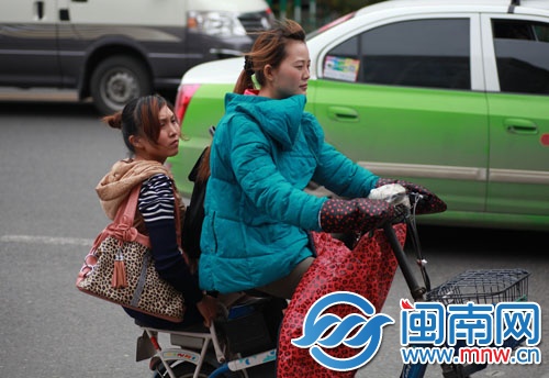 气温不高,有行人穿着厚衣