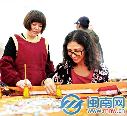 留学生学习刺绣