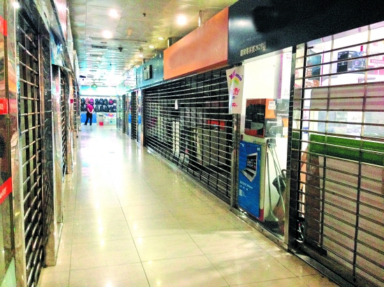 在益华电脑城二楼的一个通道内