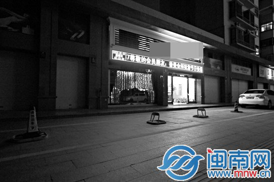 停车位被装地锁,市民停车不便