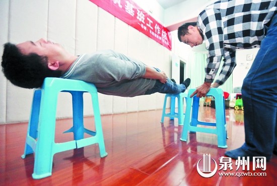 被催眠后身体僵硬,中间凳子被抽走