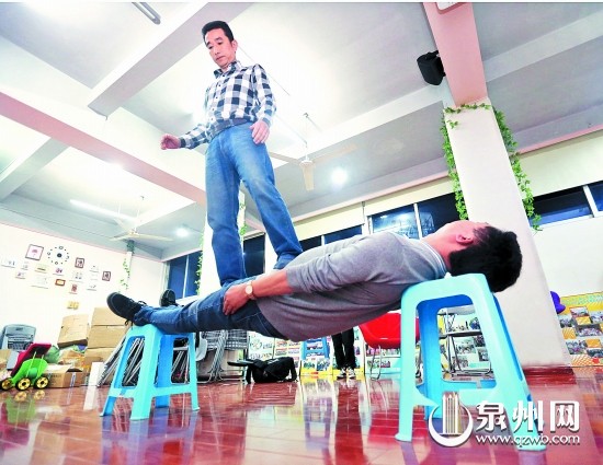 身体僵硬变“人桥”